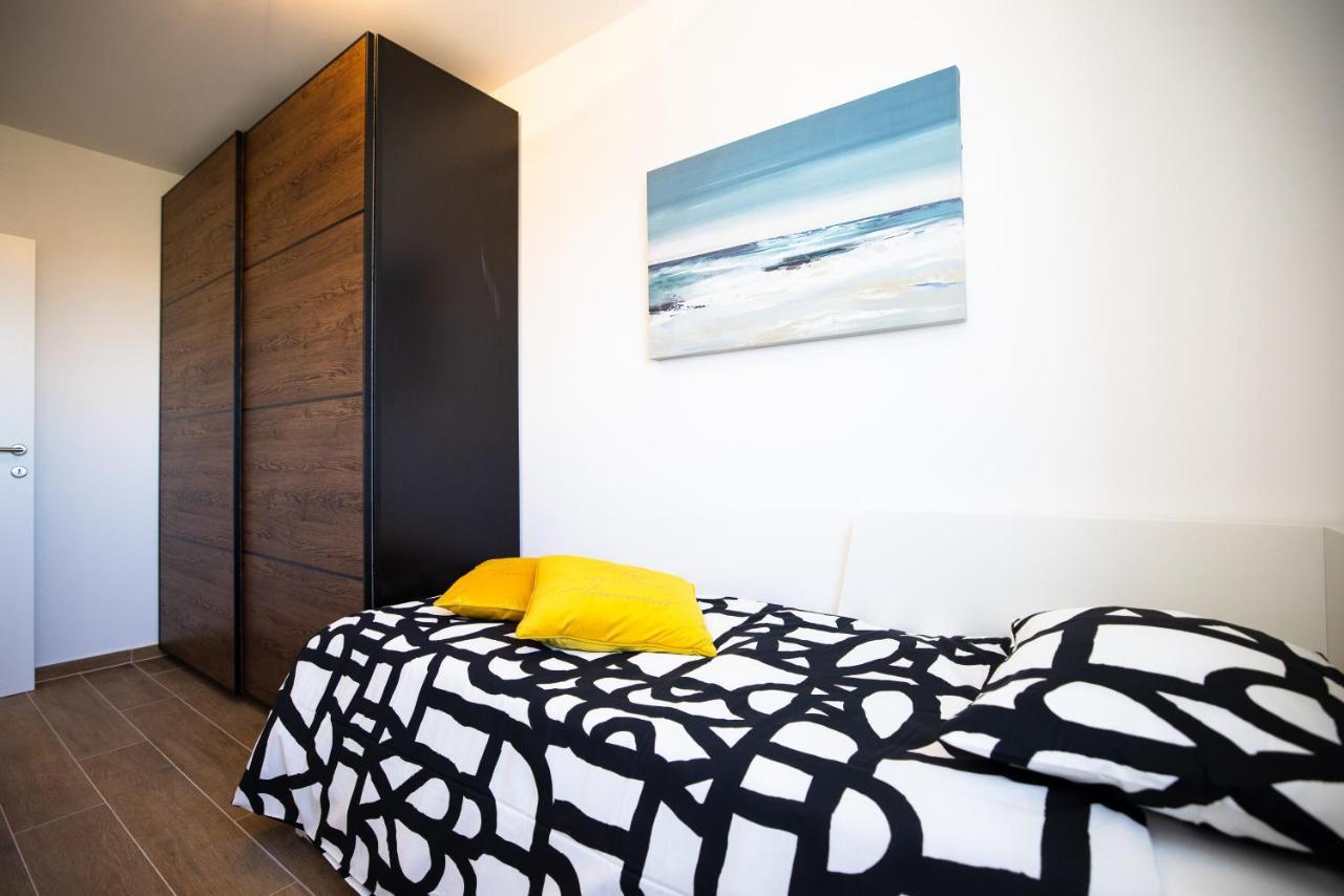 Beach Paradise 5 Stars Apartments Нин Екстериор снимка